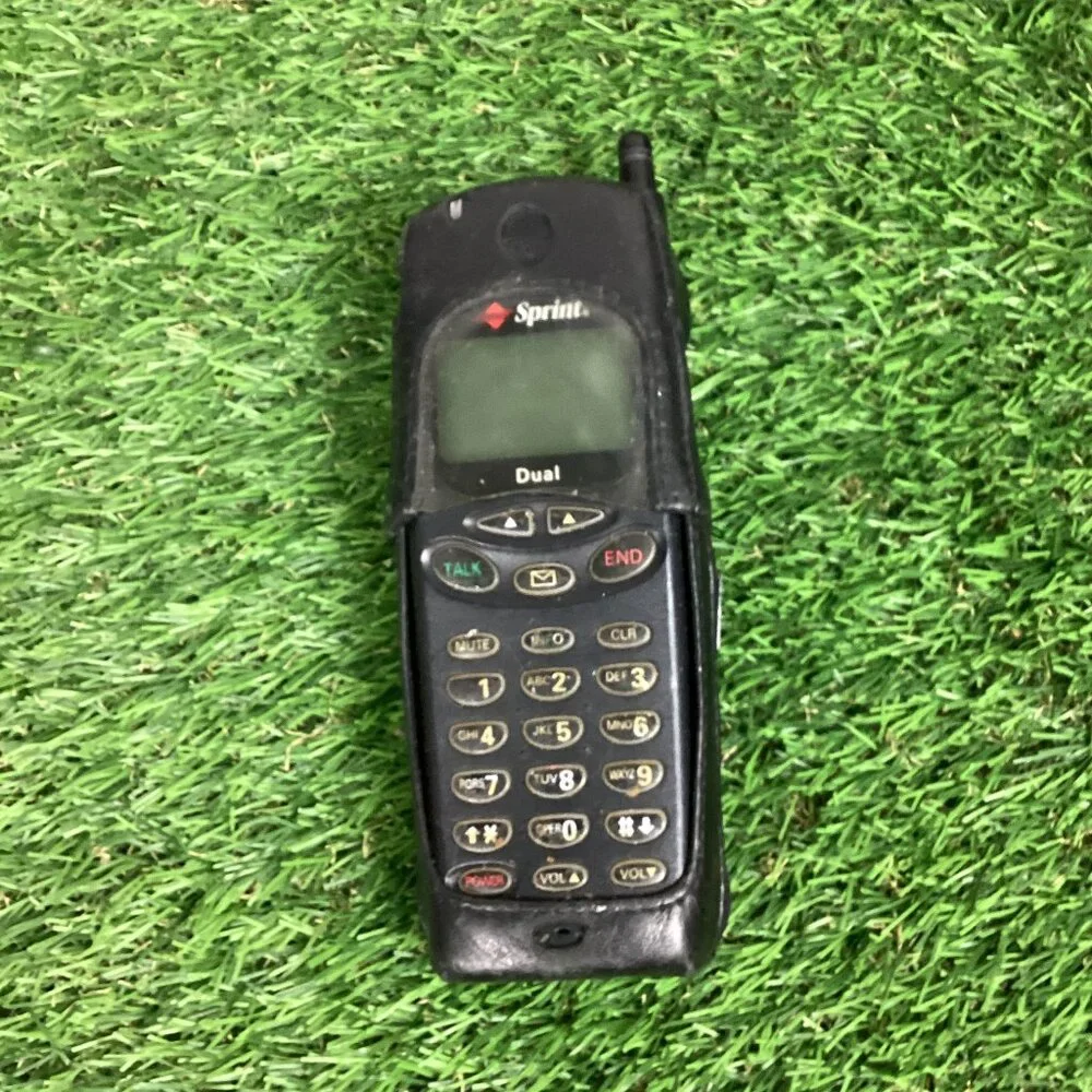 Vintage Sanyo Dual Band 3000 Mobile Phone